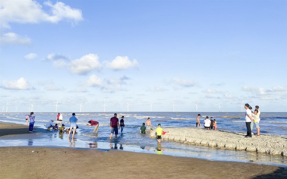 Vui chơi, tắm biển trước các công trình điện gió tại biển Ba Động