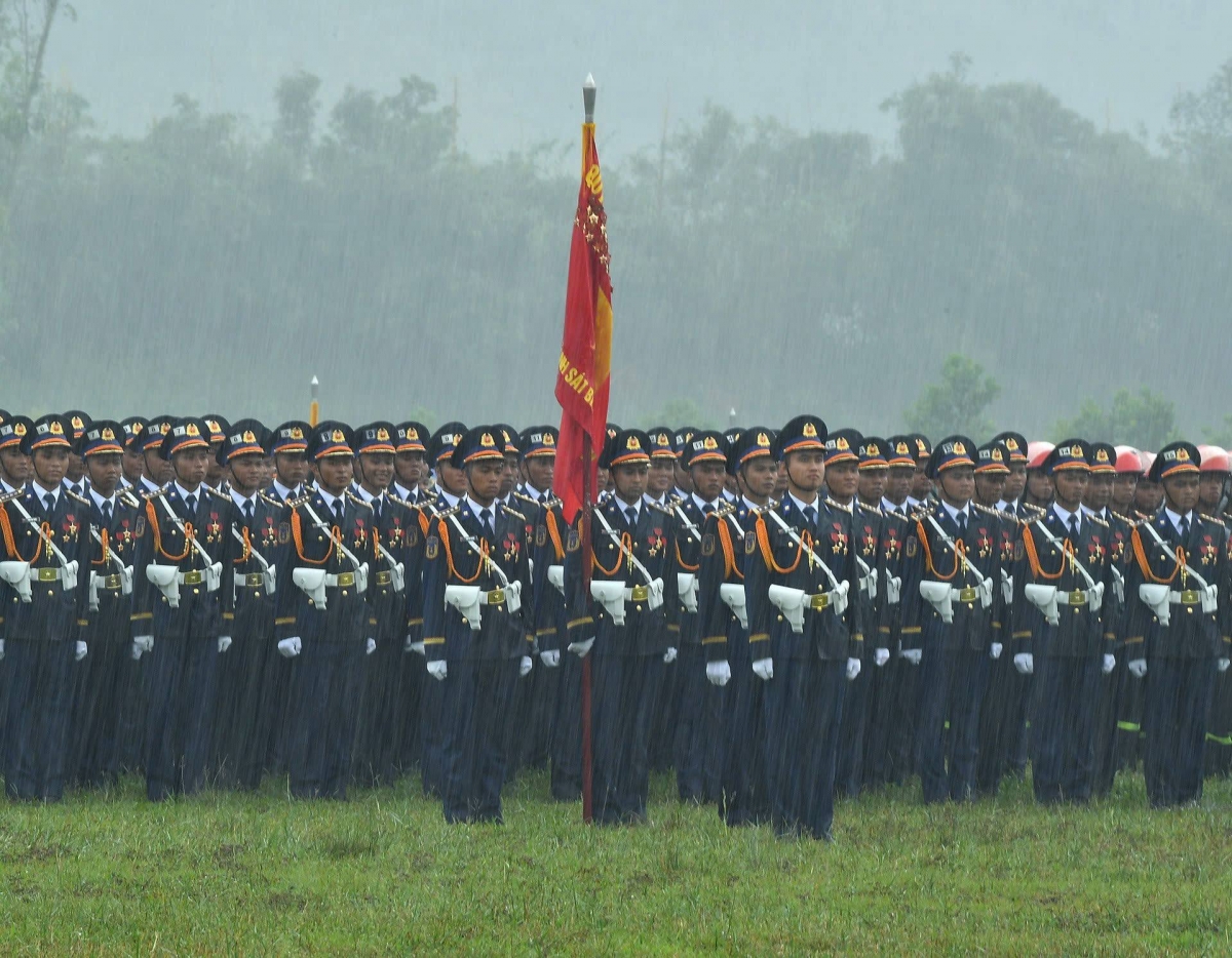 Khối đứng sĩ quan Cảnh sát biển Việt Nam hàng ngũ nghiêm trang, chỉnh tề dù trời đổ mưa to