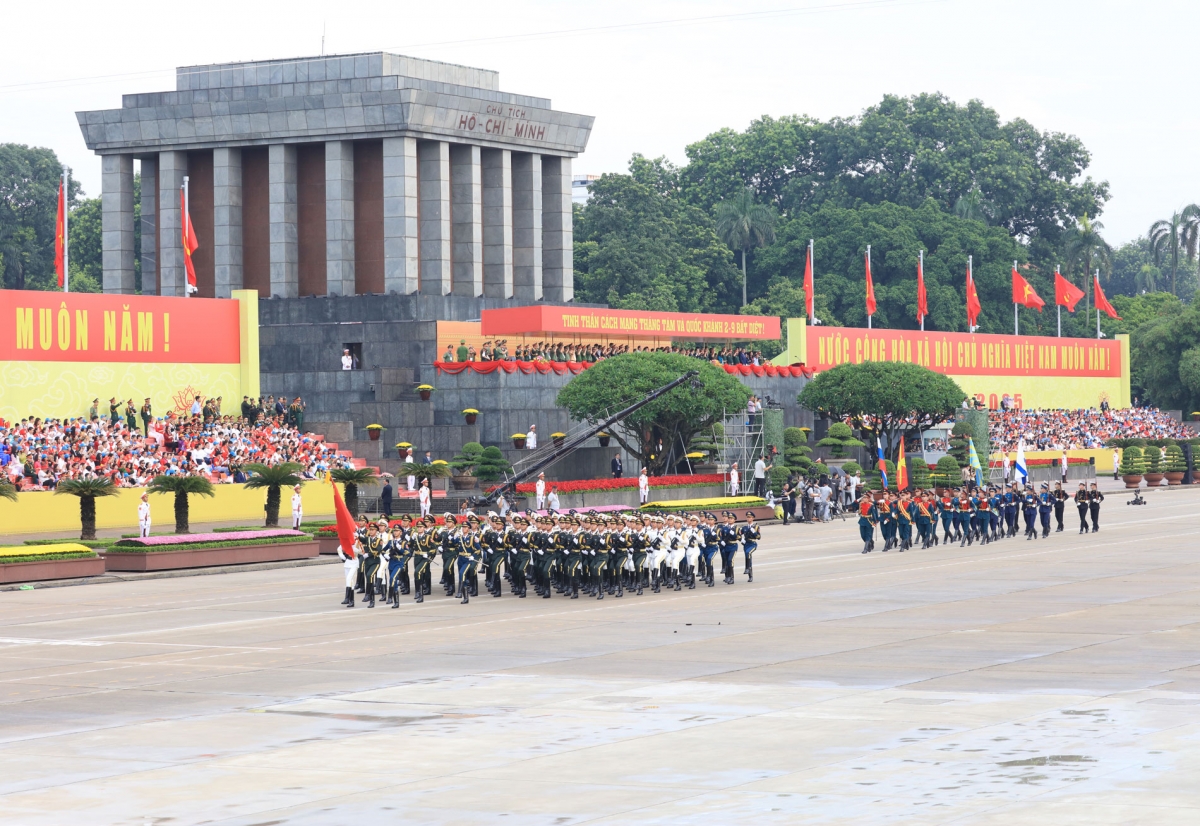 Khối quân đội các nước Trung Quốc, Liên Bang Nga, Lào và Campuchia lần lượt qua lễ đài