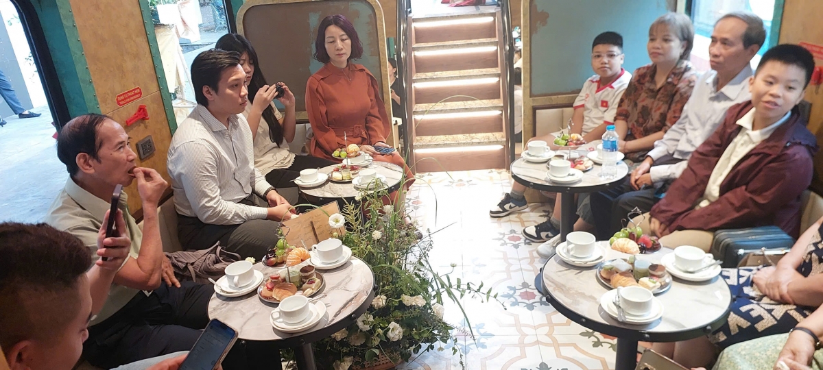 Không gian các toa tàu trở nên đầm ấm khi là nơi hội tụ của các gia đình