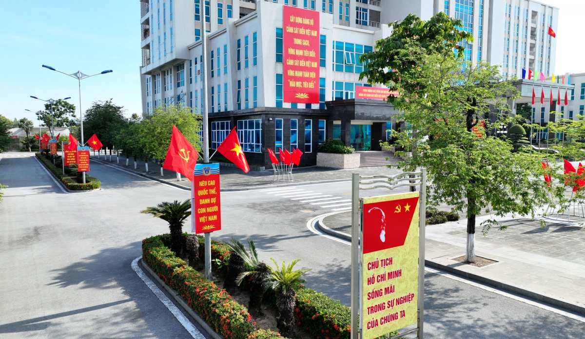 Khuôn viên đơn vị khoác trên mình một diện mạo tươi mới.