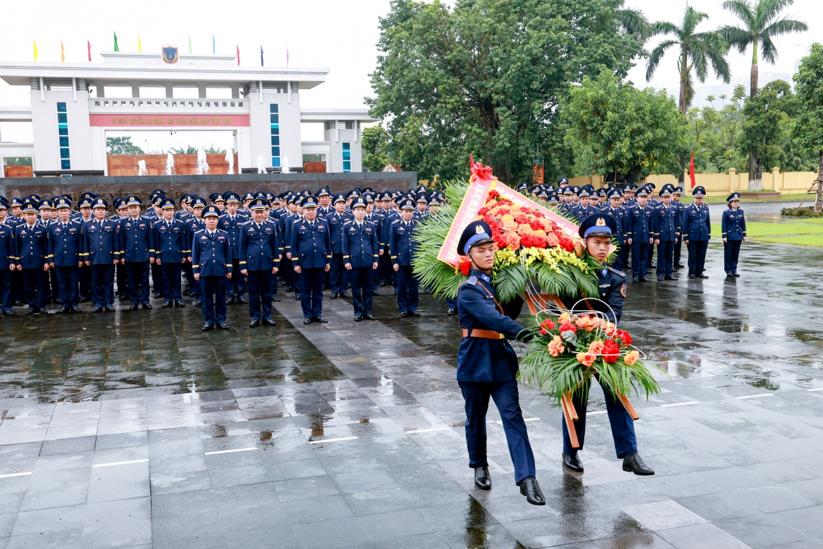 Lẵng hoa của Đoàn mang dòng chữ "Đời đời nhớ ơn Chủ tịch Hồ Chí Minh vĩ đại"