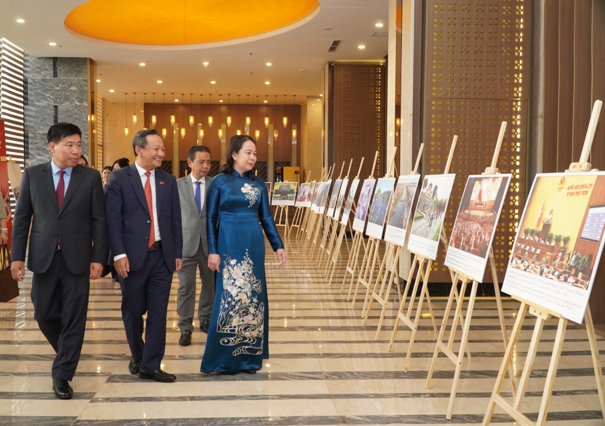 Nhân dịp này, Đại sứ quán Việt Nam tại Lào đã tổ chức triển lãm ảnh về những thành tựu của Việt Nam đạt được trong 80 năm qua. Trong ảnh: Phó Chủ tịch nước Võ Thị Ánh Xuân thăm quan khu triển lãm ảnh.