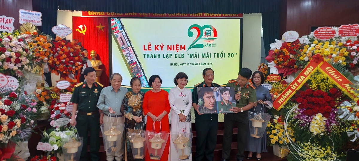 Phục dựng mầu 2 ảnh "Tuổi 20 của Anh hùng Đoàn Sinh Hưởng" để tri ân Chủ tịch đương nhiệm CLB Mãi mãi tuổi 20