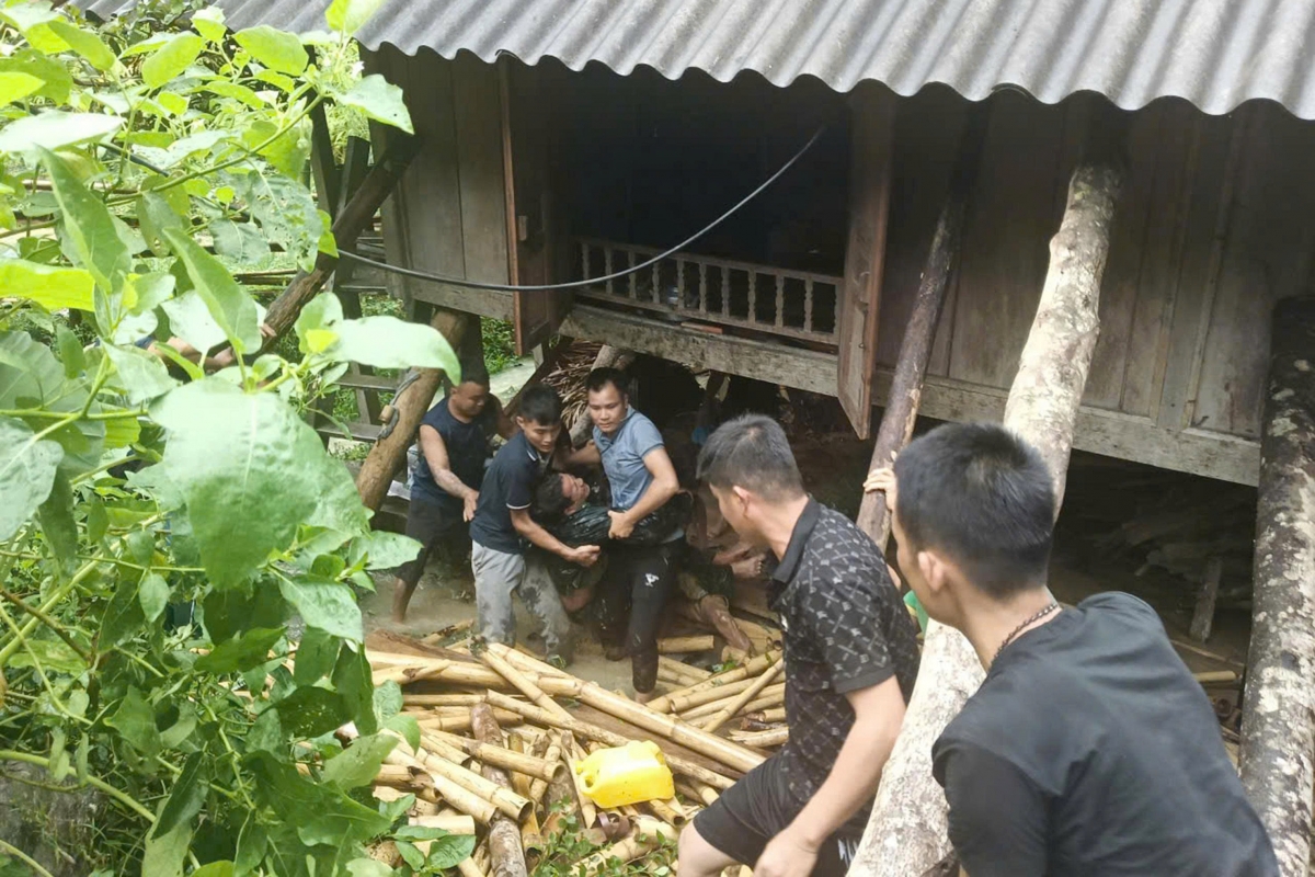 Lực lượng chức năng đưa hai đồng chí bị thương ra khỏi khu vực sạt lở
(Ảnh: Trương Tùng)