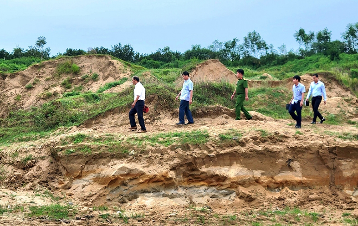 Các lực lượng tuyên truyền phòng chống khai thác cát lậu
