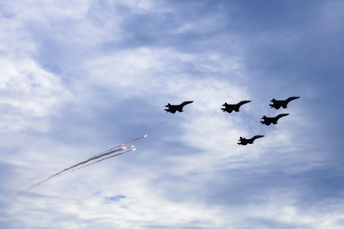 Màn trình diễn phun bẫy nhiệt của máy bay tiêm kích Su-30MK2 trên bầu trời Hà Nội.