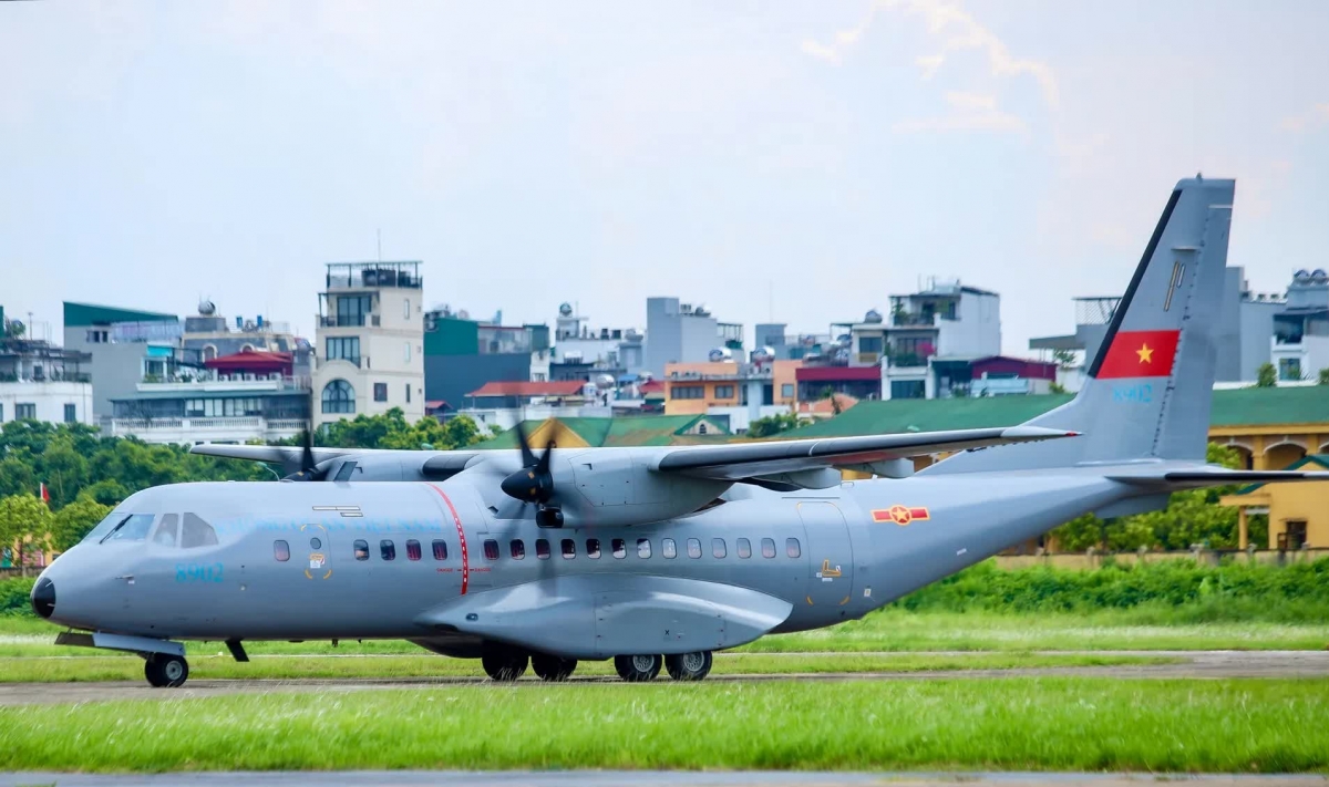 Máy bay vận tải C925 chuẩn bị cất cánh