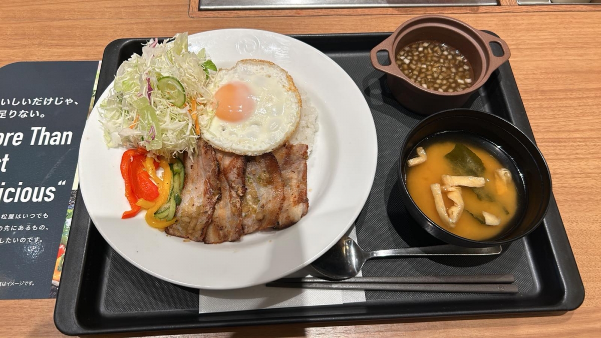 Món cơm thịt heo theo phong cách cơm tấm Việt Nam của Matsuya (ảnh: VOV Tokyo)