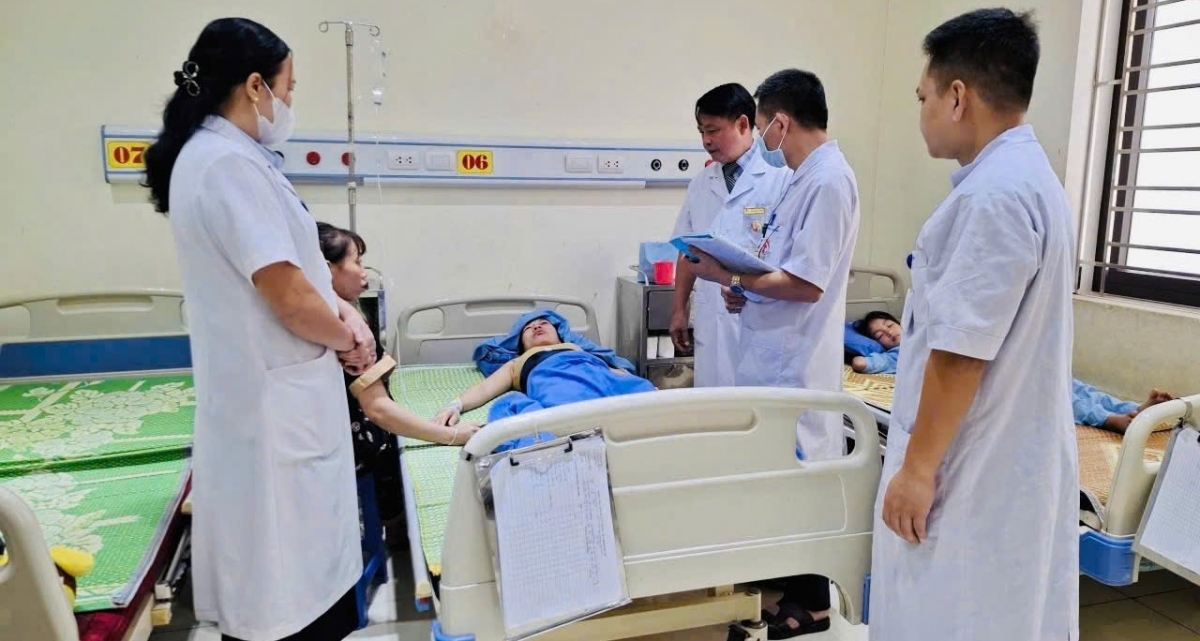 Các bệnh nhân bị thương nhẹ hơn được điều trị ở Trung tâm Y tế khu vực Văn Yên