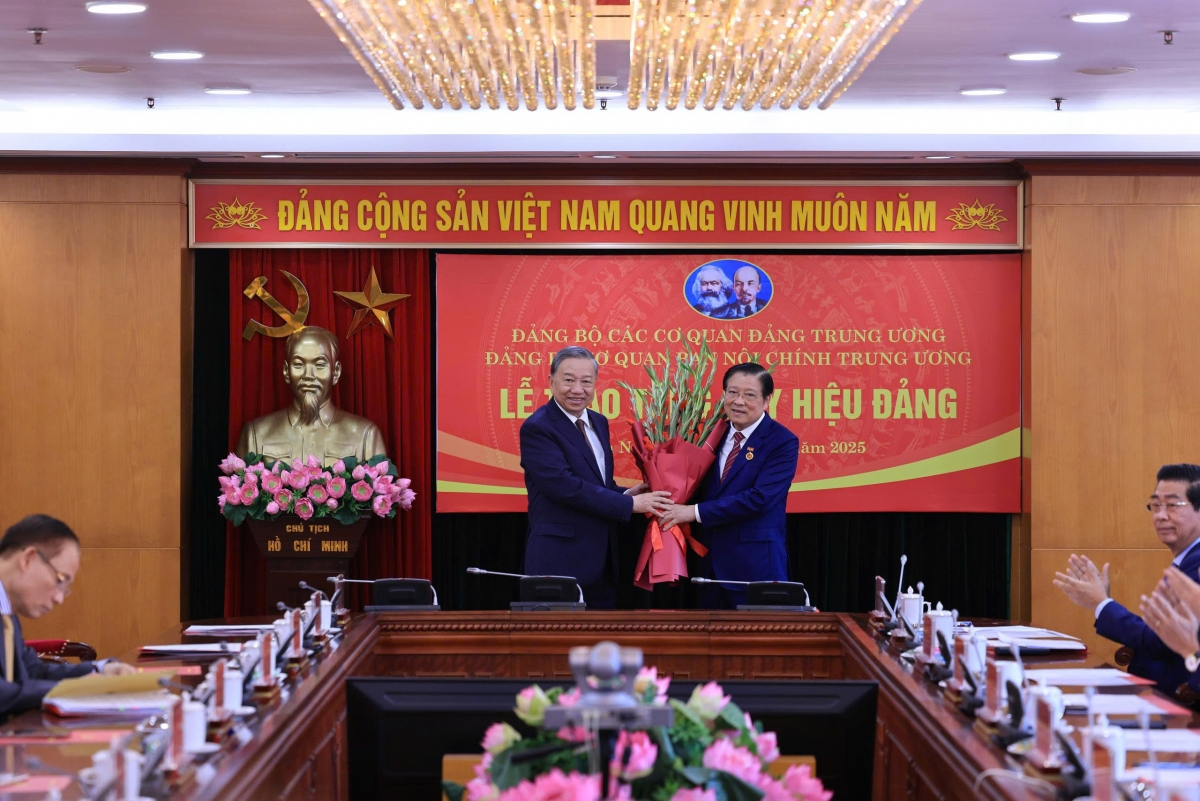 Tổng Bí thư Tô Lâm trao Huy hiệu 45 năm tuổi Đảng tặng đồng chí Phan Đình Trạc, Trưởng Ban Nội chính Trung ương.