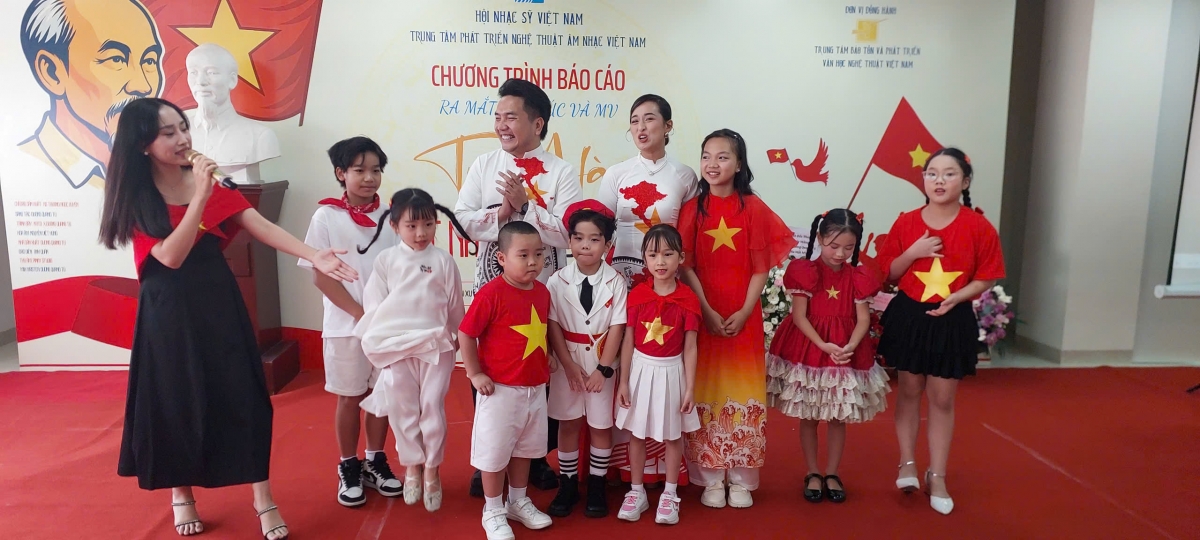 Nghệ sĩ và các ca sĩ nhí giao lưu chia sẻ cảm tưởng trong chương trình