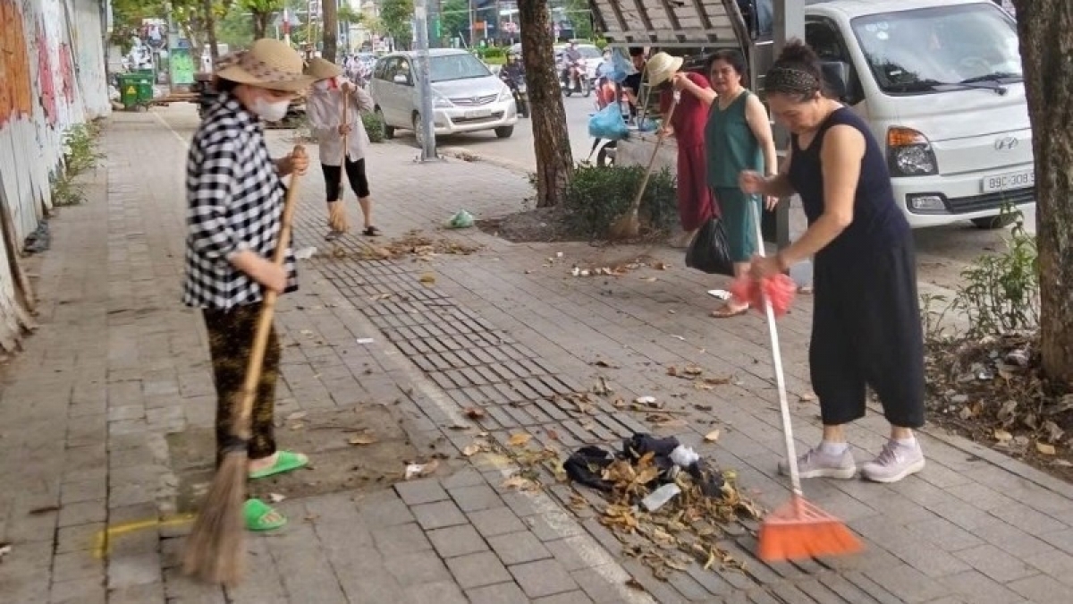Người dân phường Ngọc Hà, thành phố Hà Nội tham gia tổng vệ sinh môi trường.