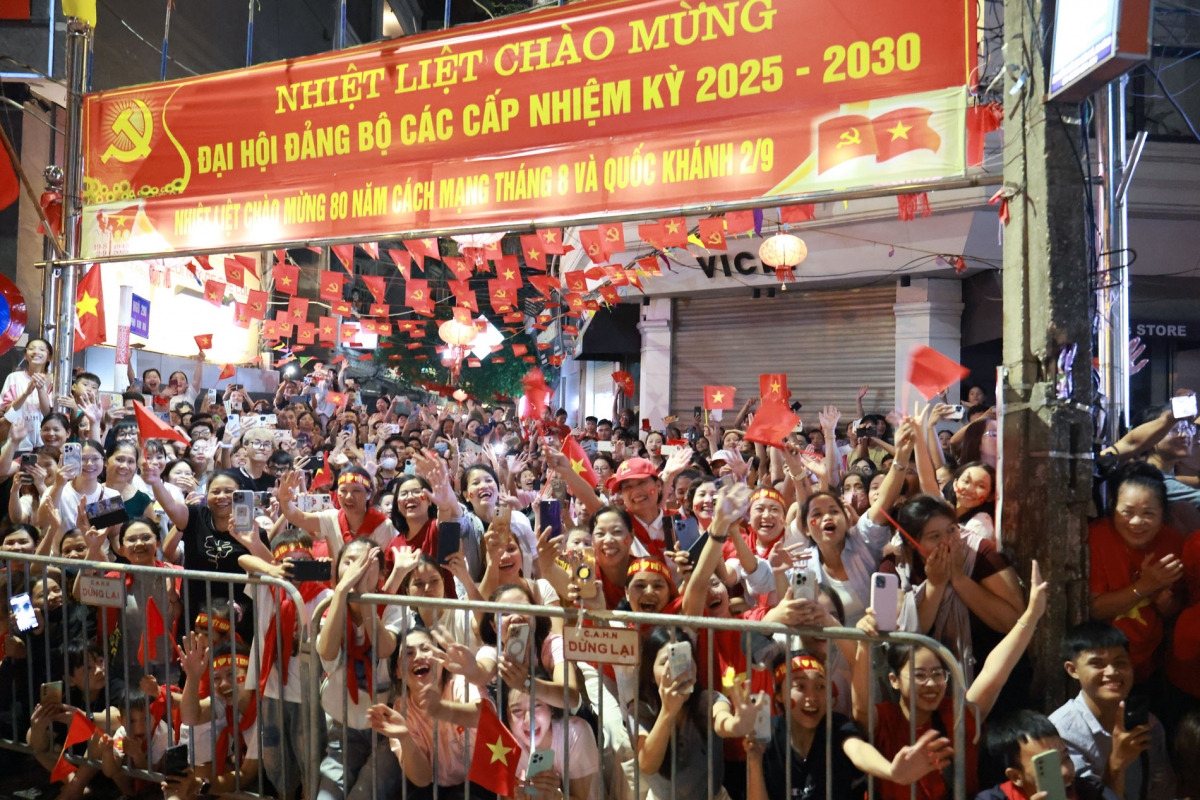 Nhân dân hò reo vỡ òa chào đón các lực lượng diễu hành