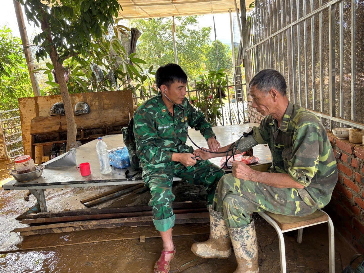 Người dân còn được thăm khám và phát thuốc miễn phí, hướng dẫn người dân phòng chống dịch bệnh, chăm sóc sức khoẻ.
 