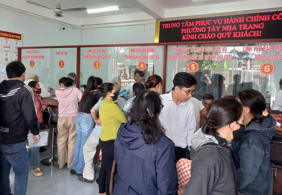 Người dân tham gia làm thủ tục hành chính một số xã, phường tại tỉnh Khánh Hòa
