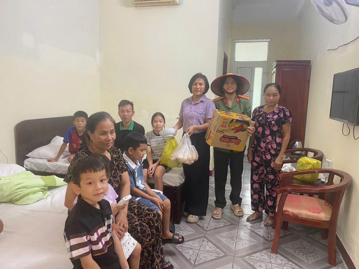 Người dân xã Thiên Cầm được đưa đến tránh trú bão tại nhà nghỉ dưỡng Thiên Cầm