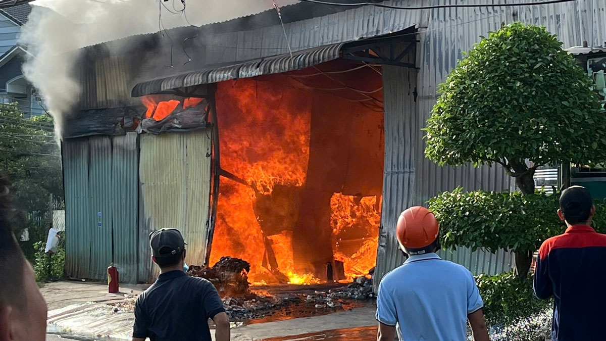 Ngọn lửa bùng phát ngay kho chứa hóa chất.