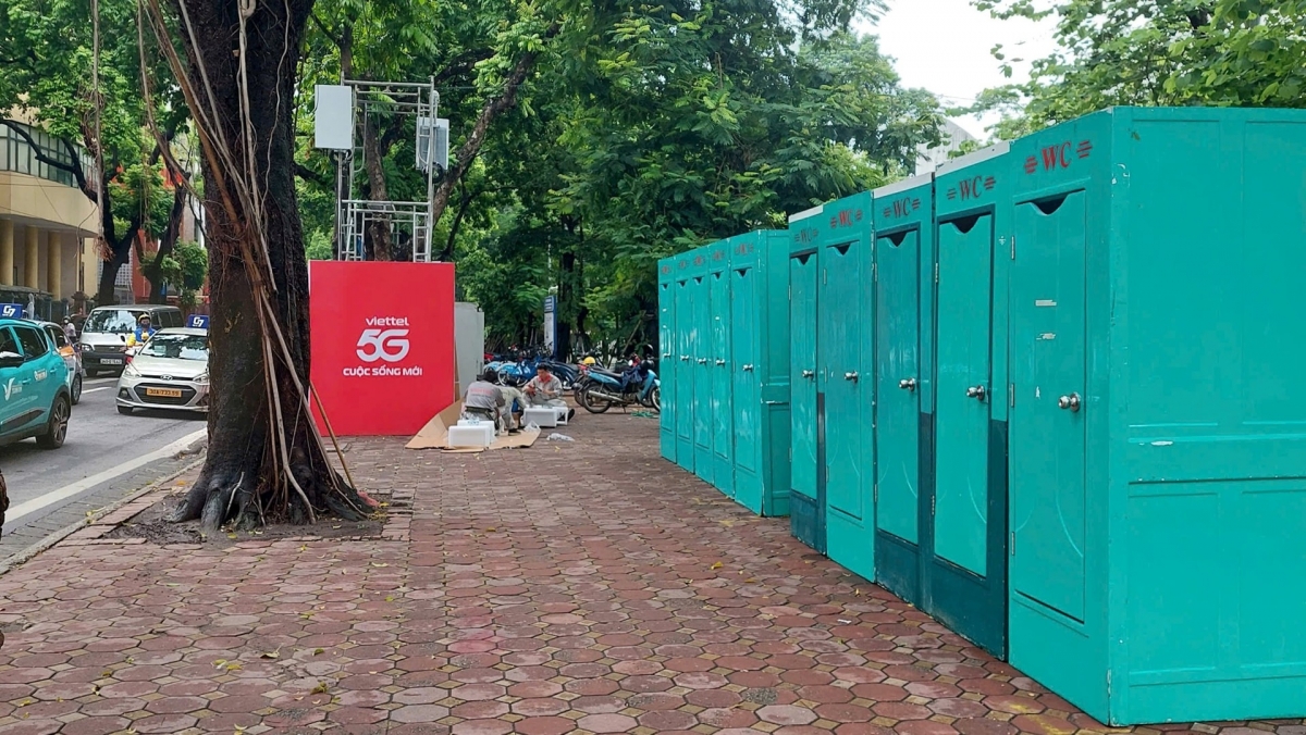 Nhà vệ sinh miễn phí được lắp đặt trên phố Phan Đình Phùng.
