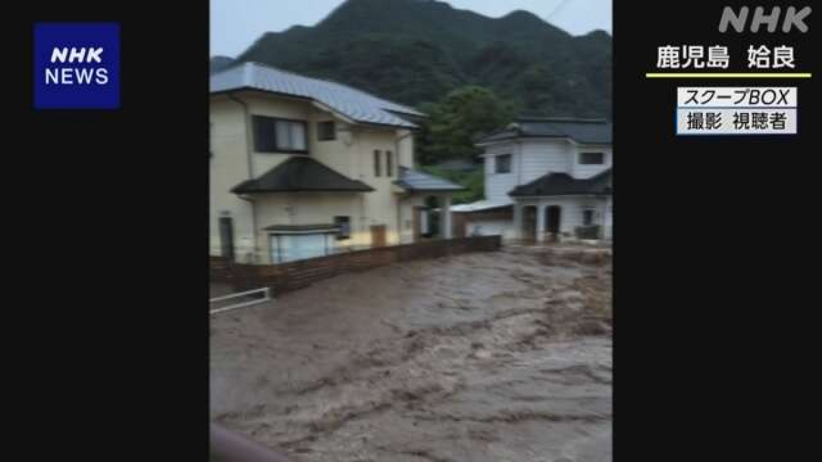 Nước lũ tràn vào khu vực nhà dân vào sáng nay tại Kagoshima - Ảnh: NHK