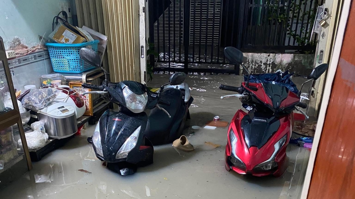 Nước ngập sâu vào nhà dân, ngang yên xe (Ảnh: NDCC)
