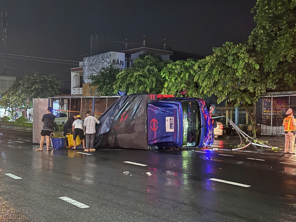 Ô tô tải chở trái sầu riêng bị lật ngang trên mặt đường