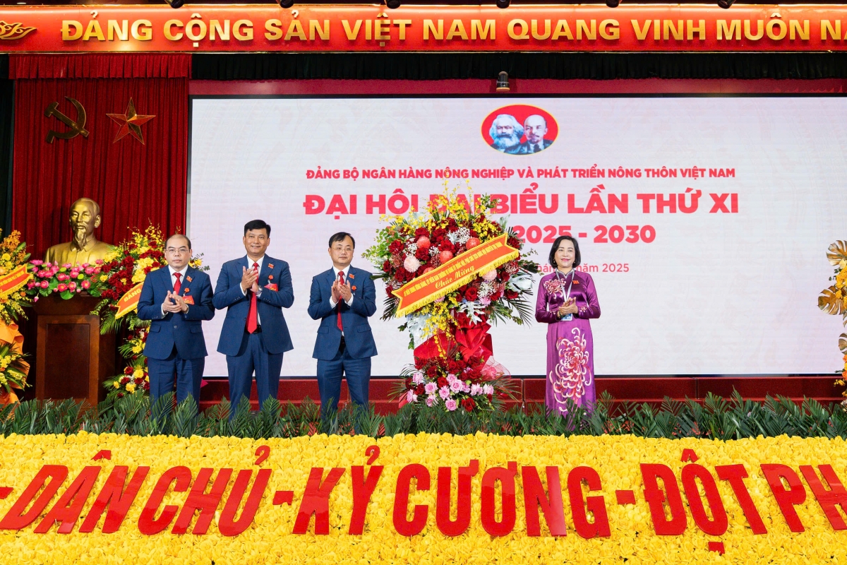Phó Chủ tịch Quốc hội Nguyễn Thị Thanh tặng lẵng hoa chúc mừng Đại hội