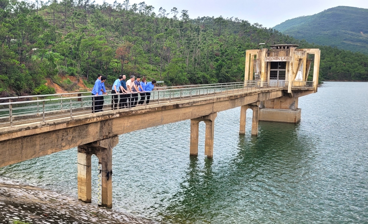 Hồ thủy lợi Yên Lập phục vụ diện tích khoảng 20 nghìn ha sản xuất nông nghiệp và đáp ứng 95% nước sinh hoạt cho khu vực Hạ Long, Uông Bí và Quảng Yên