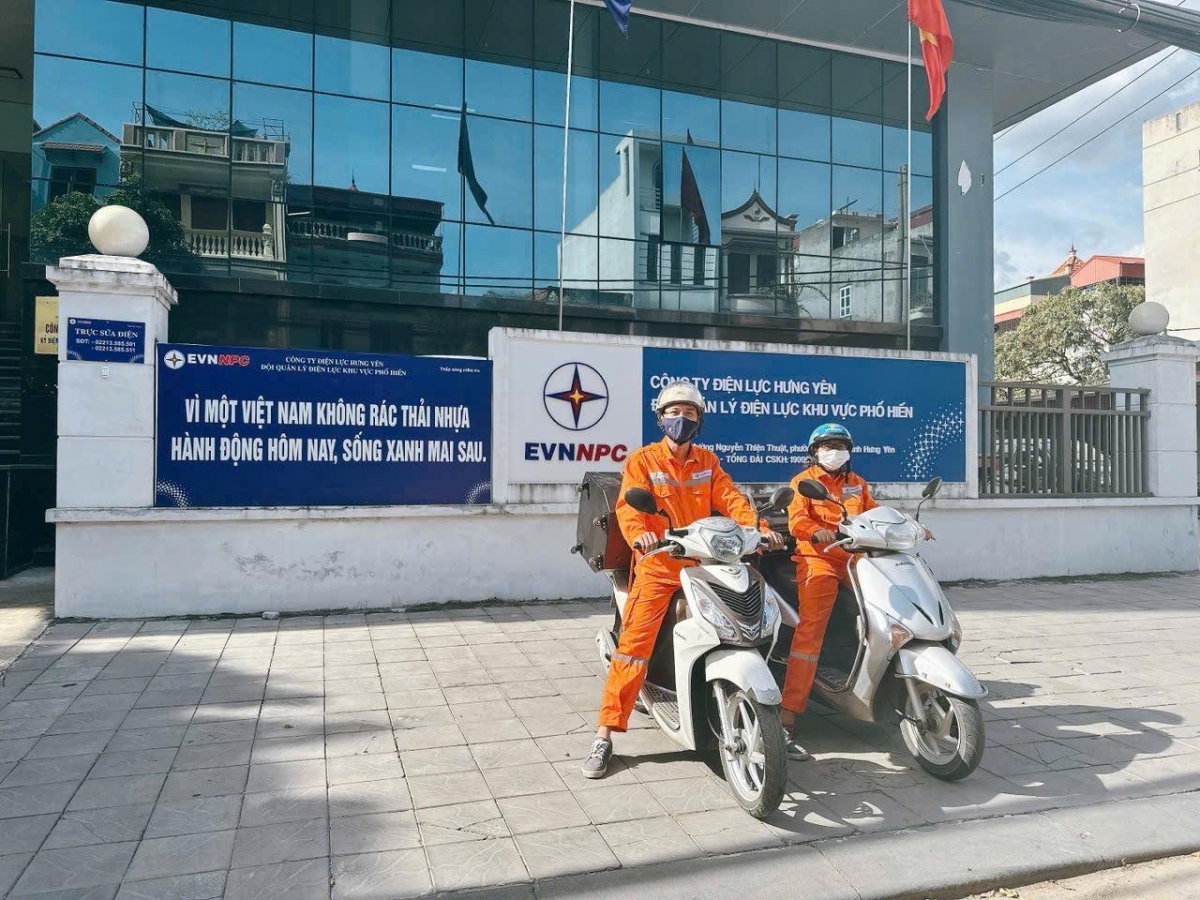 Tại nhiều địa bàn từ nông thôn đến thành thị, cán bộ ngành điện trực tiếp mang loa kéo gắn trên xe máy, đi dọc các tuyến phố, khu dân cư, ngõ xóm, chợ quê để phát nội dung tuyên truyền. Đặc biệt, vào khung giờ cao điểm, nhiều đơn vị huy động 100% quân số ứng trực, kết hợp phát loa lưu động để kêu gọi người dân sử dụng điện tiết kiệm, an toàn, phòng ngừa nguy cơ quá tải, sự cố điện.