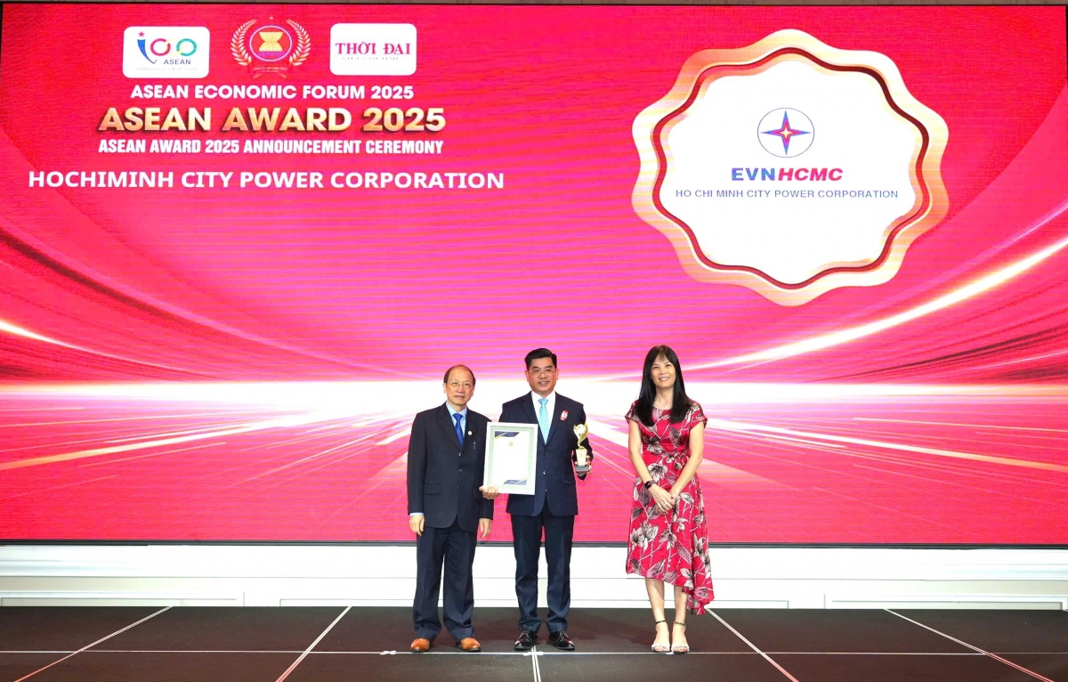 Phó Tổng giám đốc Bùi Hải Thành –đại diện EVNHCMC nhận Chứng nhận Top 10 Doanh nghiệp tiêu biểu ASEAN 2025 (ảnh BTC).