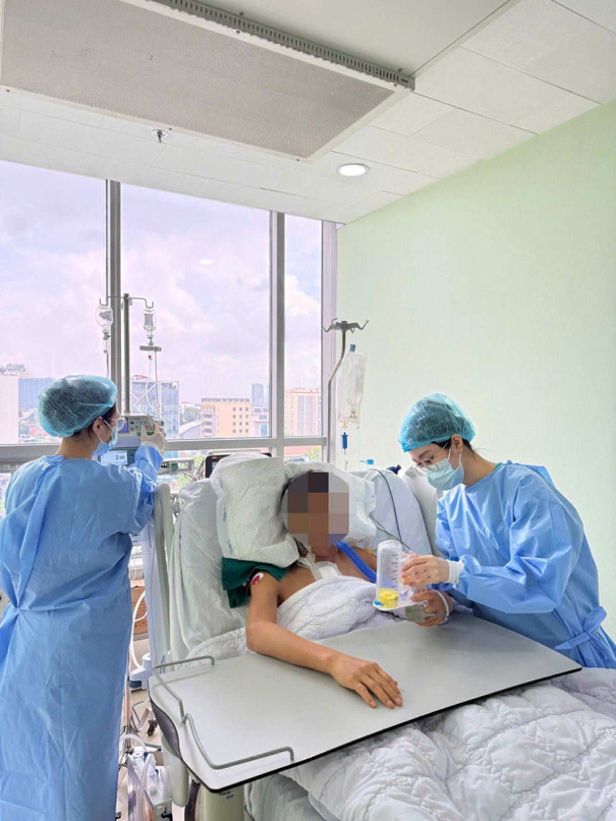 Bệnh nhân được các thầy thuốc chăm sóc, hồi phục sau ca ghép tạng tại BV