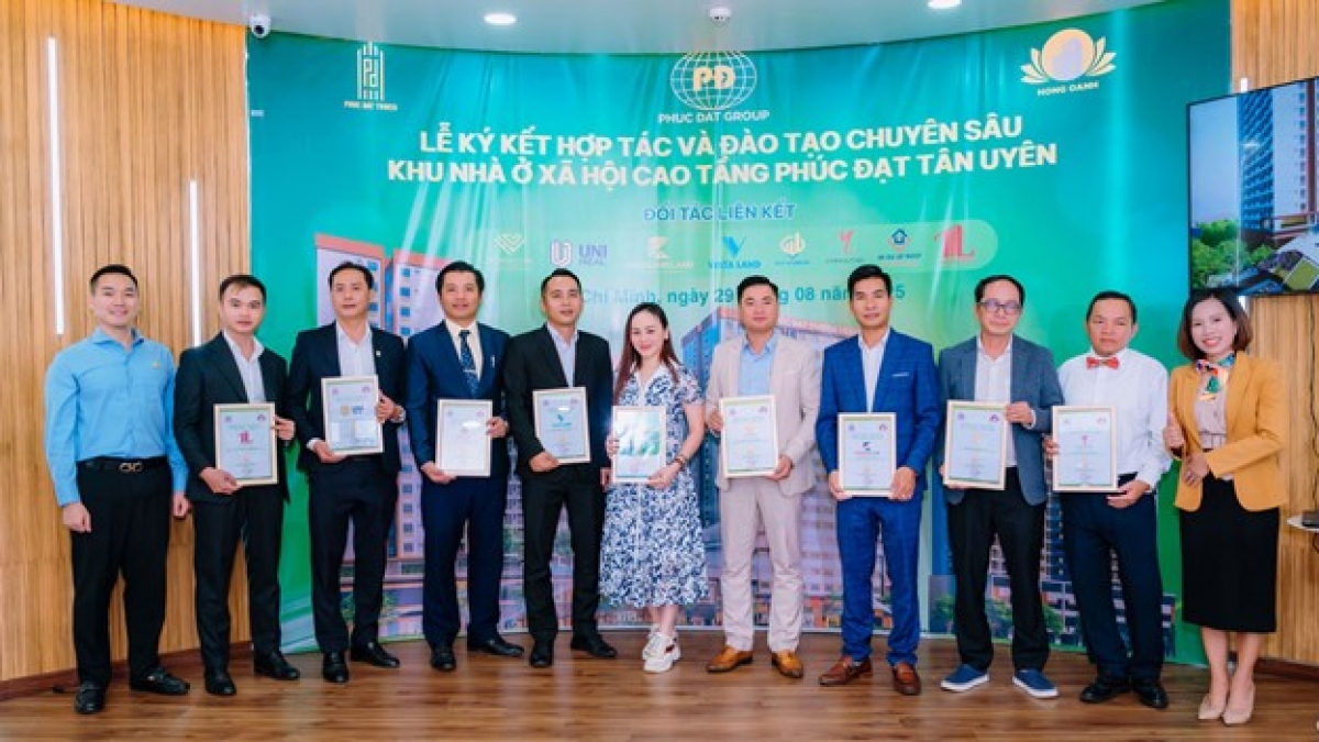 Phúc Đạt Group và Địa Ốc Hồng Oanh trao chứng nhận cho các đơn vị phân phối