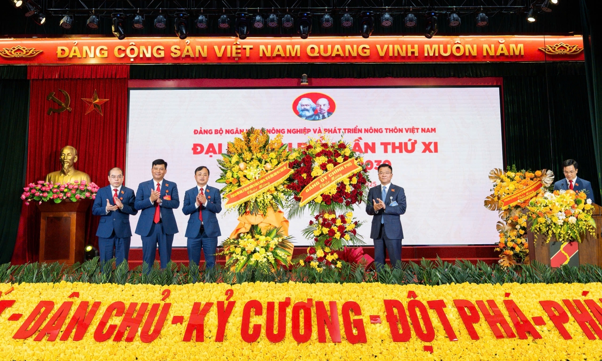 Phó Thủ tướng Lê Thành Long tặng lẵng hoa chúc mừng Đại hội