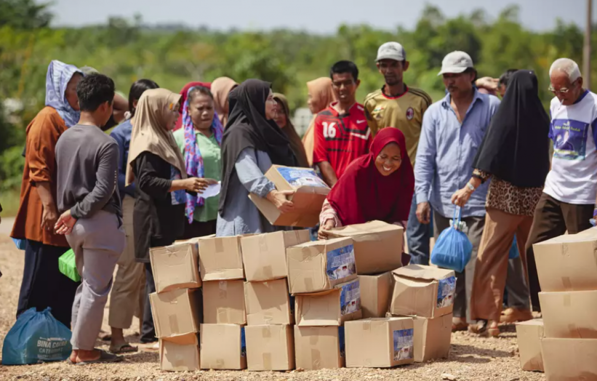 Người dân đảo Riau nhận hỗ trợ xã hội từ chính phủ Indonesia hôm 19 tháng 7 năm 2025. (Ảnh Antara)
