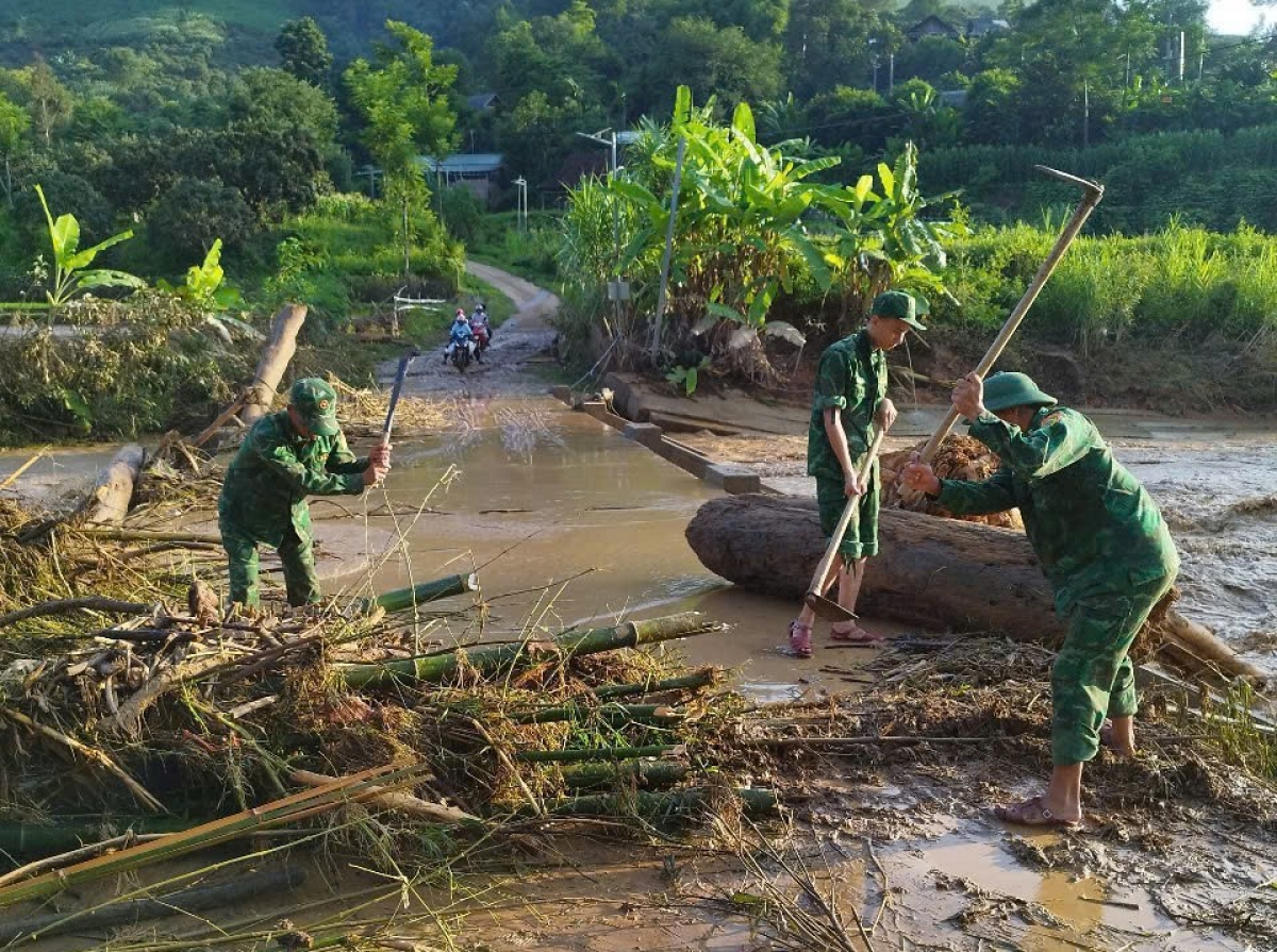 Sáng 2/8, Đồn Biên phòng Mường Cai cũng đã cử lực lượng ra quân xử lý cây cối đổ gãy ngổn ngang trên các tuyến đường...