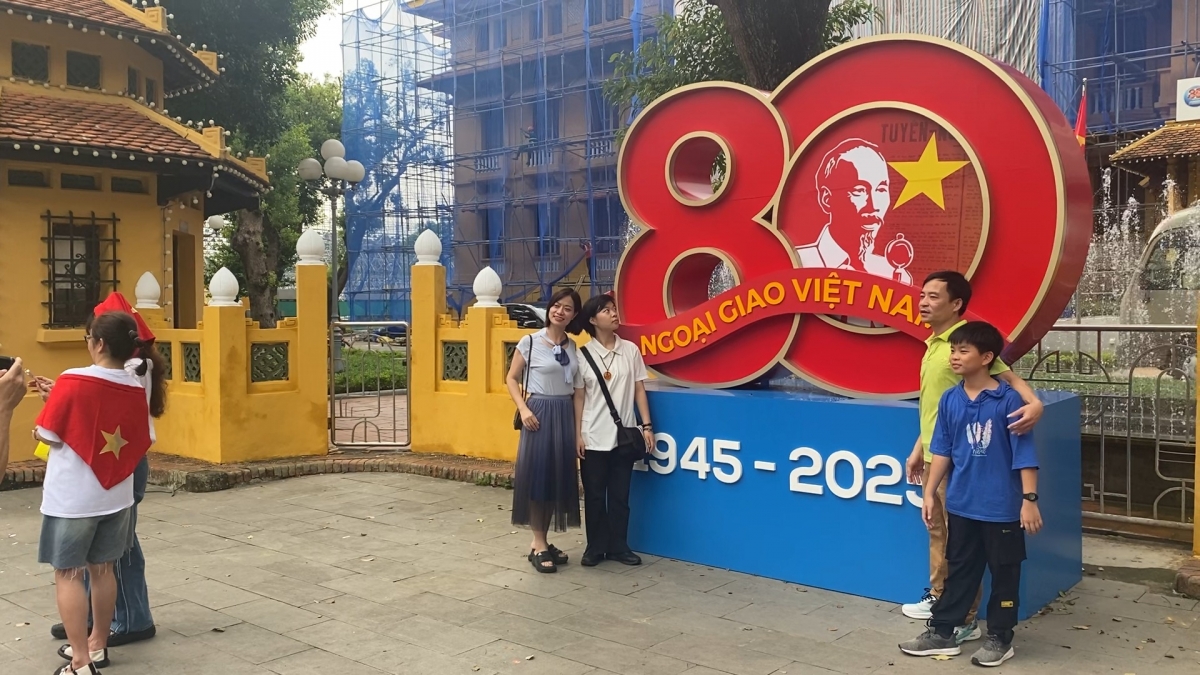 Hà Nội hối hả chuẩn bị cho đại lễ