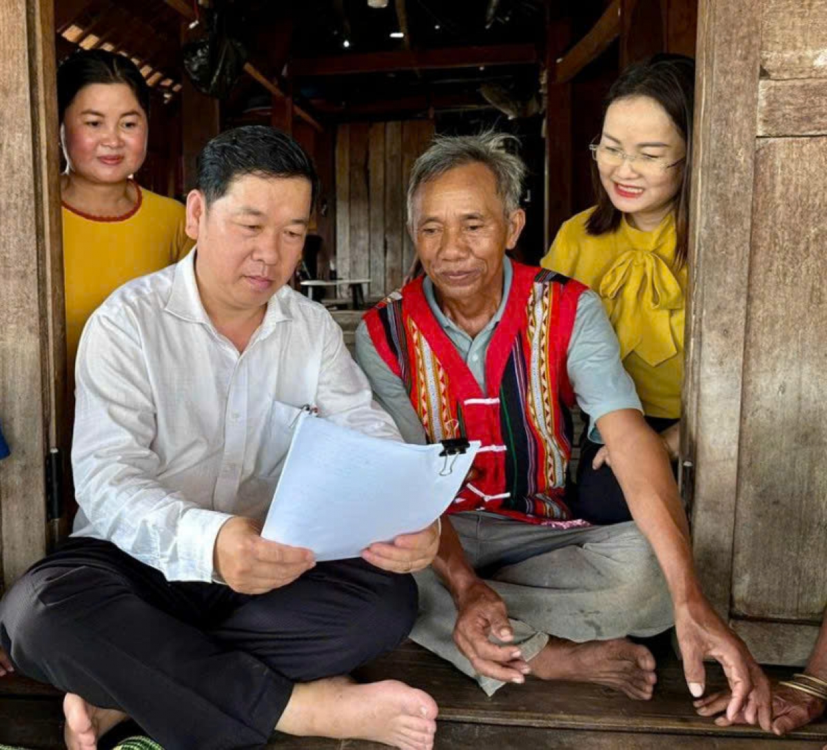 Lãnh đạo gần dân, và người dân gần nhau hơn sẽ giúp bà con các buôn làng có nhiều cơ hội phát triển - Trong hình là lãnh đạo xã Suối Trai xuống thăm gia đình người uy tín trong xã - Ảnh Báo Đắk Lắk