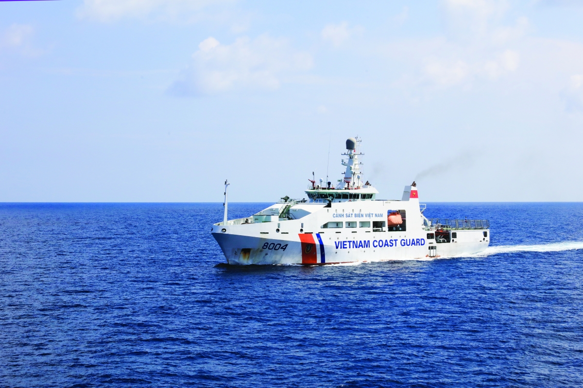 Tàu CSB 8004 hành trình trên biển