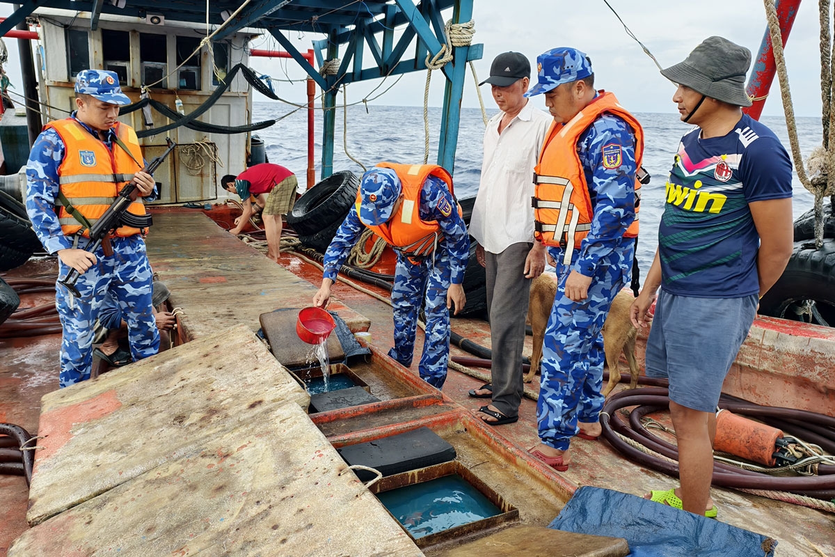 Thi đua lập thành tích bắt giữ tàu vận chuyển trái phép dầu D.O trên biển chào mừng Đại hội.
