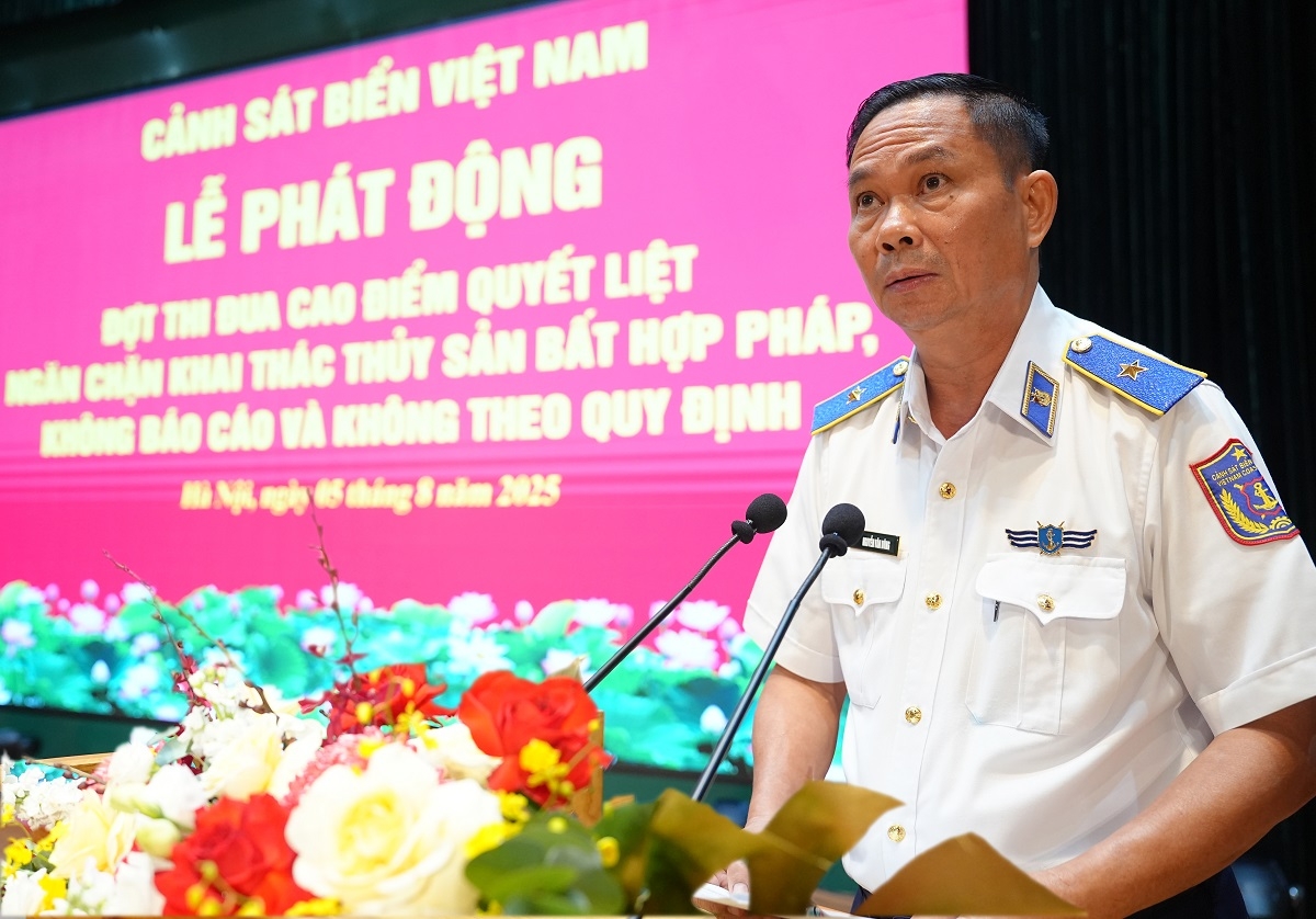 Thiếu tướng Nguyễn Văn Dũng - Chính ủy Bộ Tư lệnh Vùng Cảnh sát biển 4 đại diện các cơ quan, đơn vị phát biểu giao ước thi đua.