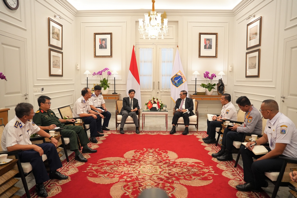 Ngài Pramono Anung Wibowo tiếp đón Đại sứ Tạ Văn Thông cùng đoàn công tác Cảnh sát biển Việt Nam tại Tòa thị chính Jakarta.