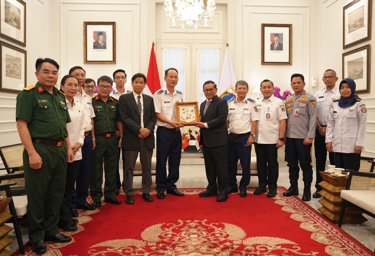Ngài Pramono Anung Wibowo trao quà lưu niệm tặng Đại tá Nguyễn Trần Đông.