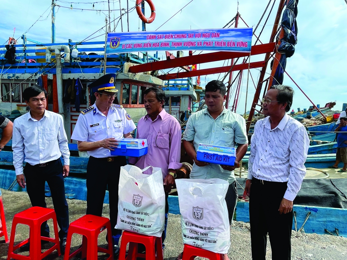 Thủ trưởng BTL Vùng CSB 3 và các cơ quan chức năng tặng tủ thuốc và tuyên truyền cho ngư dân tỉnh Bình Thuận