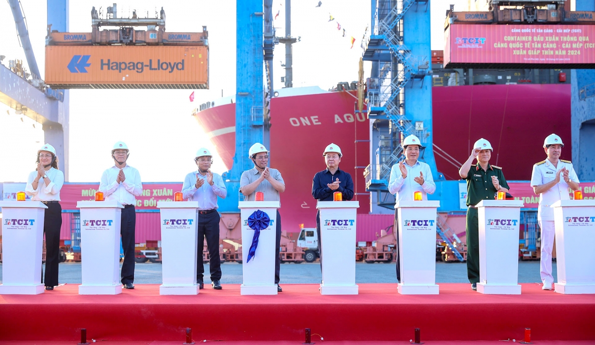 Thủ tướng Chính phủ Phạm Minh Chính và các đại biểu thực hiện nghi thức phát lệnh làm hàng đầu xuân tại cảng TCIT