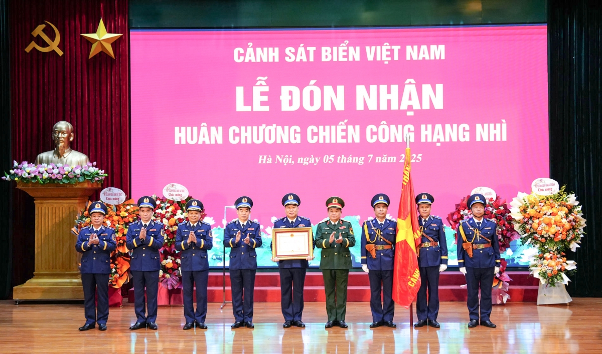 Thừa uỷ quyền của Chủ tịch nước Cộng hòa xã hội chủ nghĩa Việt Nam, Thượng tướng Thượng tướng Hoàng Xuân Chiến,  Thứ trưởng Bộ Quốc Phòng trao tặng Huân chương chiến công hạng Nhì