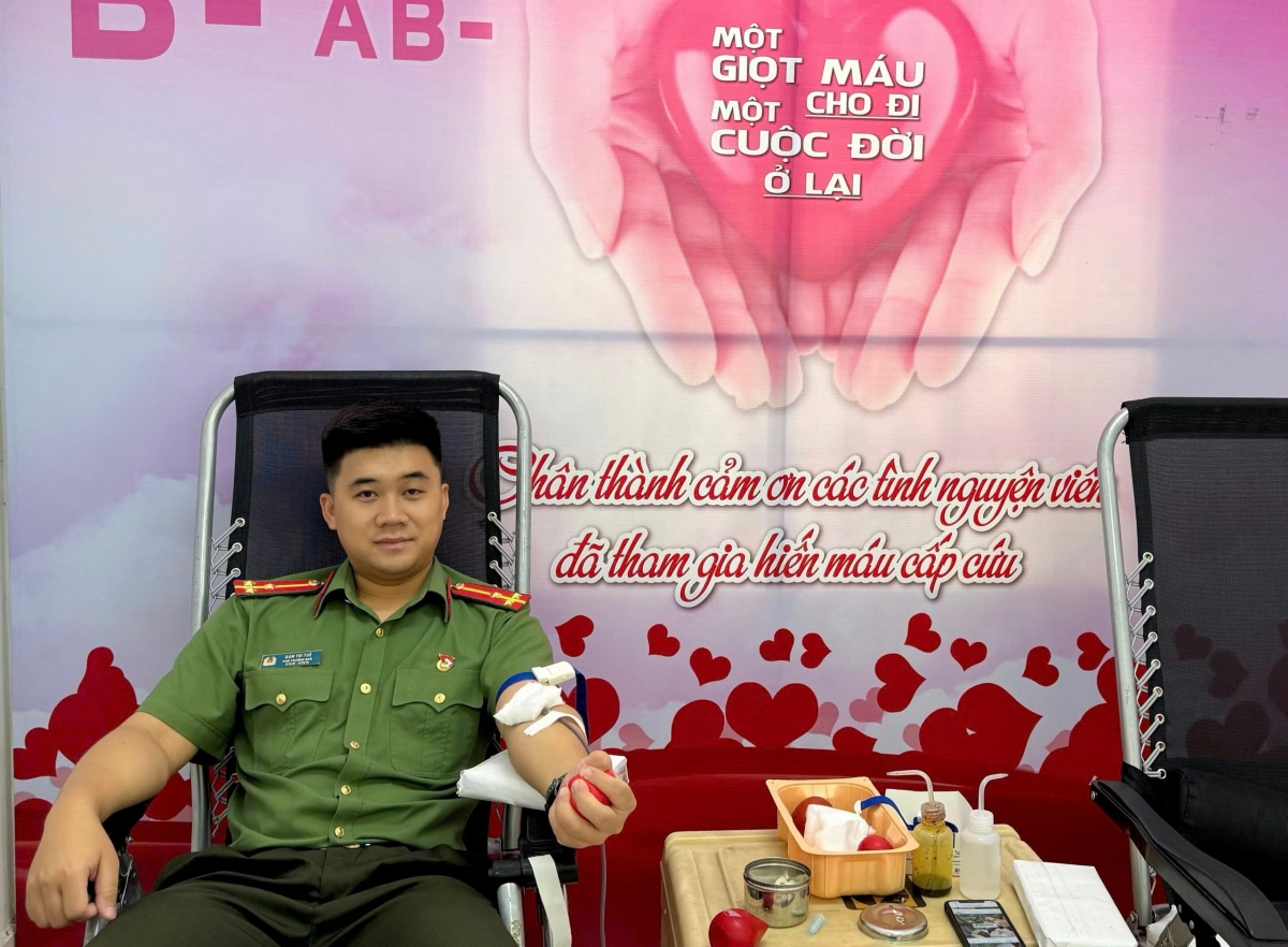 Thượng úy Đàm Trí Tuệ kịp thời hiến máu cấp cứu bệnh nhân qua cơn nguy kịch
