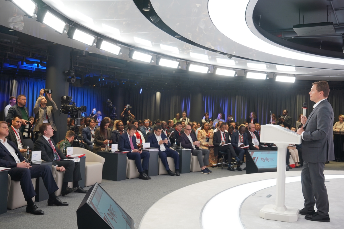 Ông Maksim Liksutov, Phó Thị trưởng Moscow phụ trách giao thông và công nghiệp phát biểu tại Hội nghị