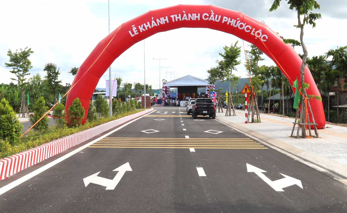 Tỉnh Quảng Ngãi chuẩn bị lễ khánh thành cầu Phước Lộc.