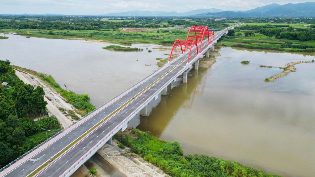Toàn cảnh cầu Phước Lộc nhìn từ trên cao.