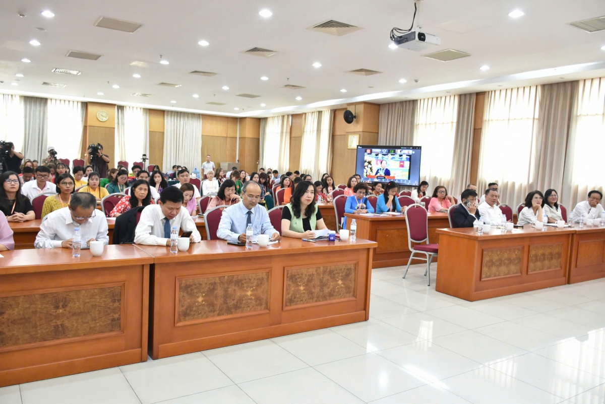 Các đại biểu tham dự Lễ tổng kết Tôn vinh tiếng Việt 2025 tại cầu Hà Nội
